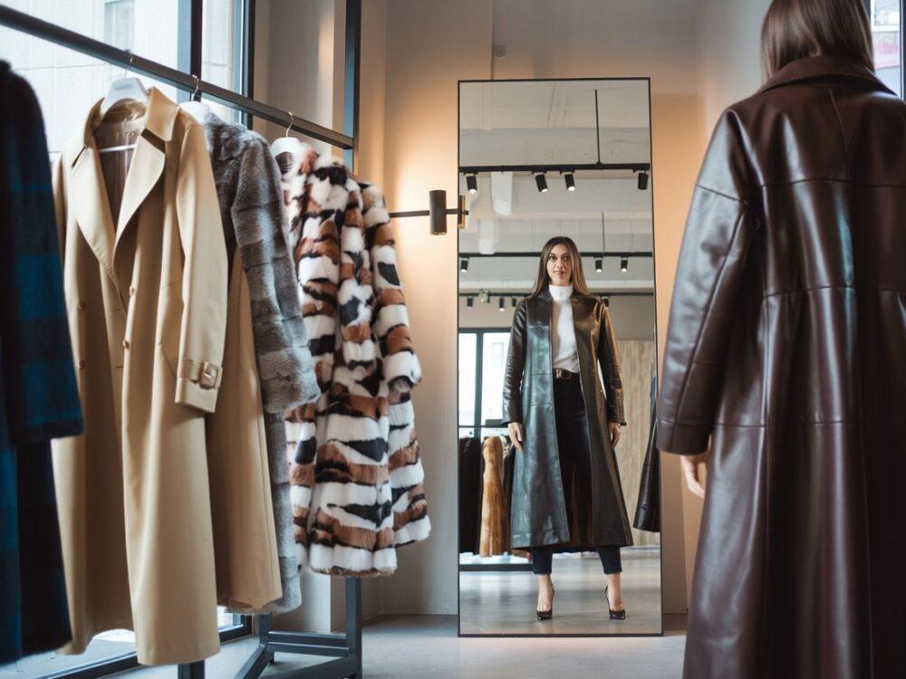Kobieta przymierzająca płaszcz