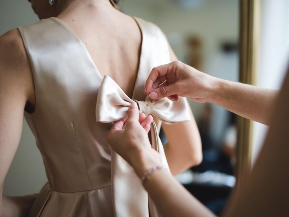 dłonie wiążące kokardę