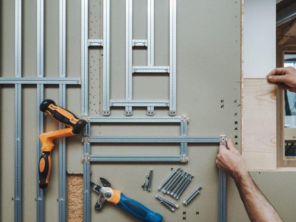 metalowy profil na ścianie