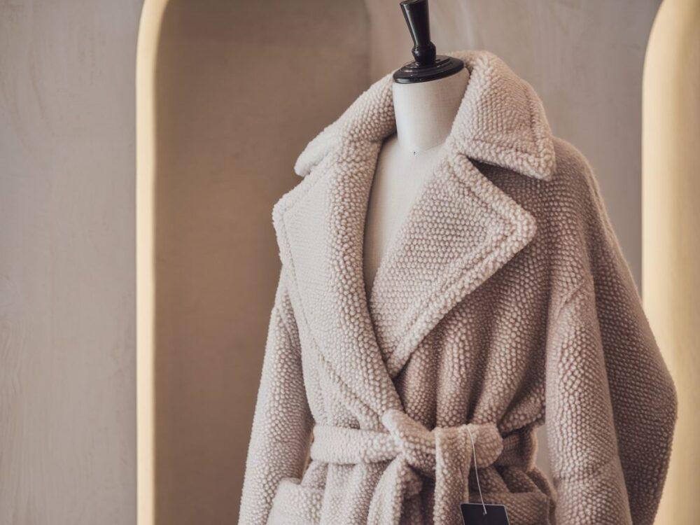 metka z ceną płaszcza alpaka