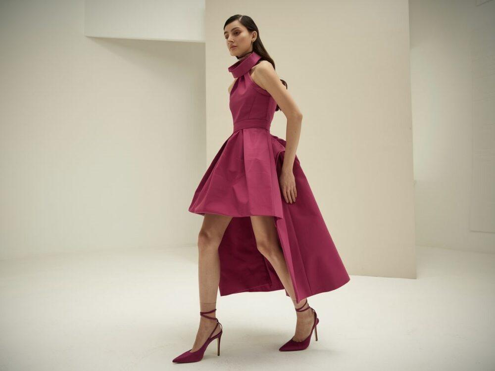 modna stylizacja z fuksjową sukienką