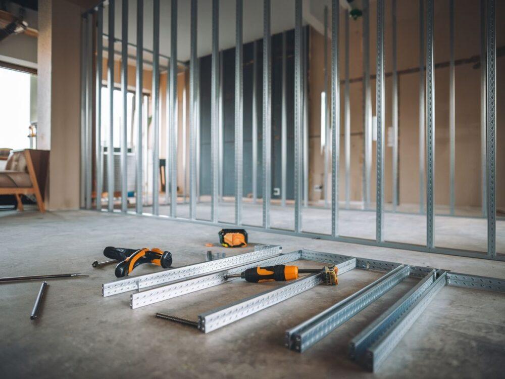 montaż stelaża pod regipsy