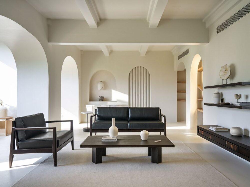 nowoczesny salon z kontrastem kolorów