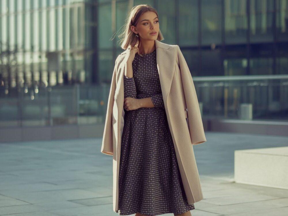 outfit z płaszczem i sukienką midi